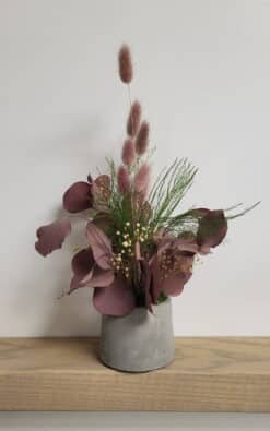 Mala stona dekoracija od betona i prirodnih prezerviranih biljaka - Roze