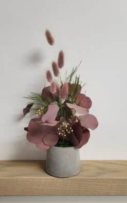 Alternative view of Mala stona dekoracija od betona i prirodnih prezerviranih biljaka - Roze