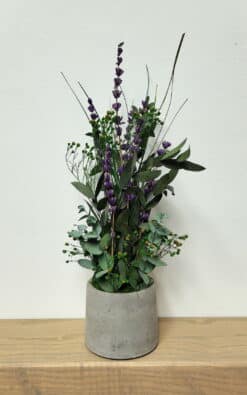Mala stona dekoracija od betona i prirodnih prezerviranih biljaka - Lavanda